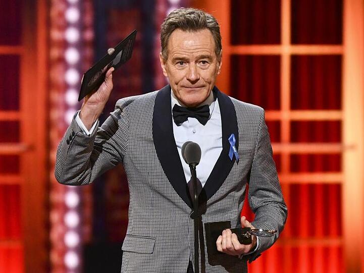 Bryan Cranston mit seiner Trophäe für den besten Schauspieler im Theaterstück "Network".
