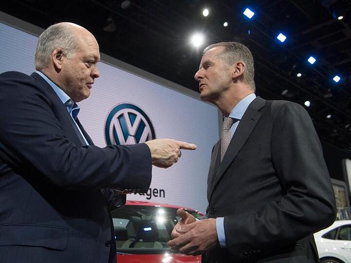 Ford-Chef Jim Hackett (l) und Herbert Diess, Vorstandsvorsitzender von VW unterhalten sich auf dem Messestand von VW auf der Automesse in Detroit.