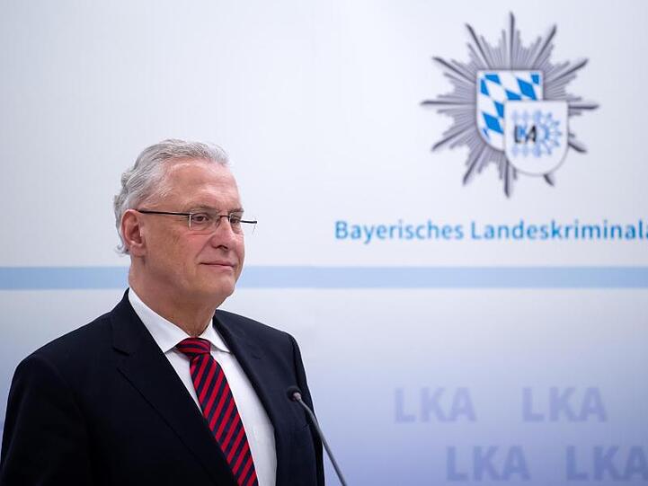 Joachim Herrmann (CSU), Innenminister von Bayern, nimmt im bayerischen Landeskriminalamt an einer Pressekonferenz teil. Foto: Sven Hoppe/dpa/Archivbild