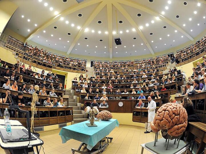 Vorlesung zu Neuroanatomie im historischen Hörsaal am Institut für Anatomie der Universität Leipzig.