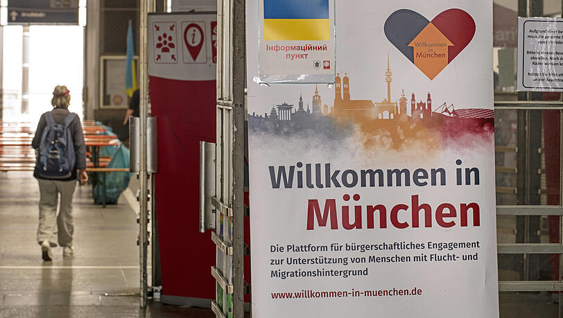 Am Hauptbahnhof betreibt die Caritas einen Info-Point für Menschen, die aus der Ukraine ankommen. Hier werden Freiwillige gebraucht.