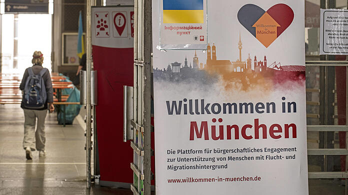 Am Hauptbahnhof betreibt die Caritas einen Info-Point für Menschen, die aus der Ukraine ankommen. Hier werden Freiwillige gebraucht.