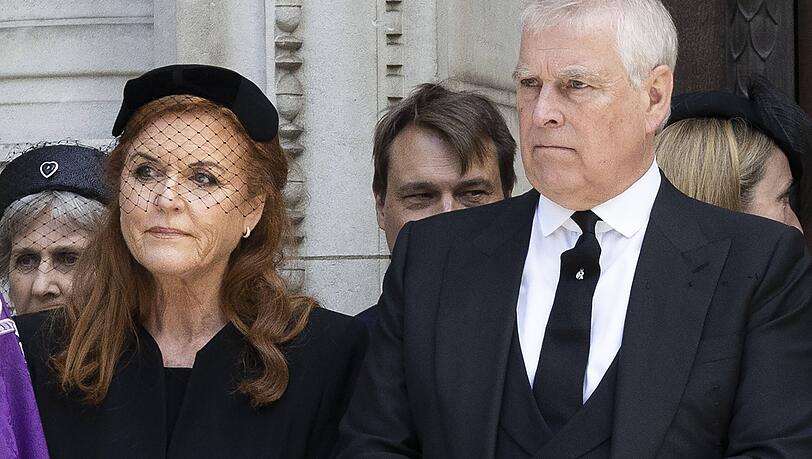 Sarah Fergusons (li.) Ruf litt ebenfalls enorm unter dem Prinz-Andrew-Skandal. Nun plant die Britin ein großes Comeback. Sarah Fergusons (li.) Ruf litt ebenfalls enorm unter dem Prinz-Andrew-Skandal. Nun plant die Britin ein großes Comeback.