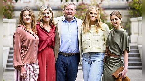 Die niederl&auml;ndischen Royals beim Shooting: Prinzessin Ariane, K&ouml;nigin M&aacute;xima, K&ouml;nig Willem-Alexander, Kronprinzessin Amalia und Prinzessin Alexia (v.l.n.r.).