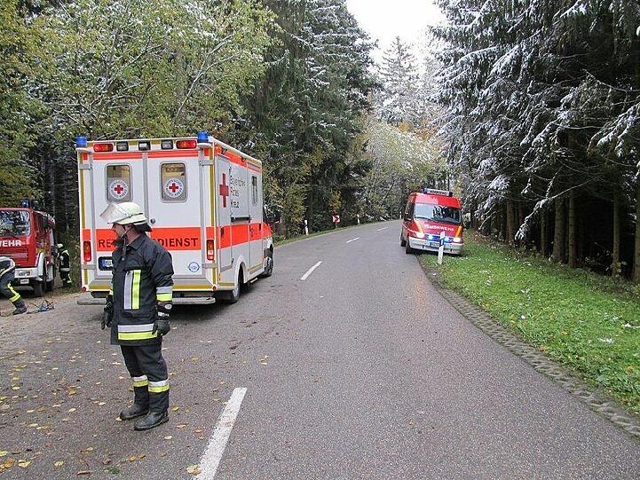 Eine junge Frau verliert die Kontrolle über ihren Wagen und rast gegen einen Baum - die Bilder von der Unfallstelle.