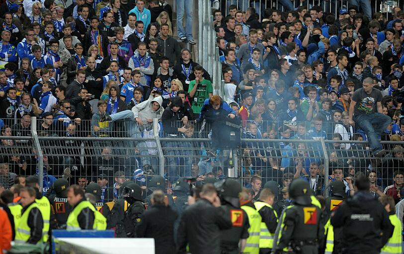 15.05.2012 Nach dem Abstieg des Karlsruher SC aus der 2. Bundesliga kommt es zu schweren Ausschreitungen rund um das Wildparkstadion. Nach Angaben der Polizei werden dabei insgesamt 76 Personen verletzt, davon 18 Beamte. 73 Verletzte müssen vor Ort von Sanitätern behandelt werden. 109 Krawallmacher werden kurzzeitig in Gewahrsam genommen.