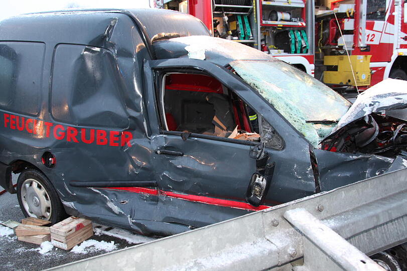 Schwerer Unfall auf dr A94 bei Töging: Ein Lkw ist ein Unfall-Auto gerast. Ein Mensch kam bei dem Crash ums Leben. Die Bilder.