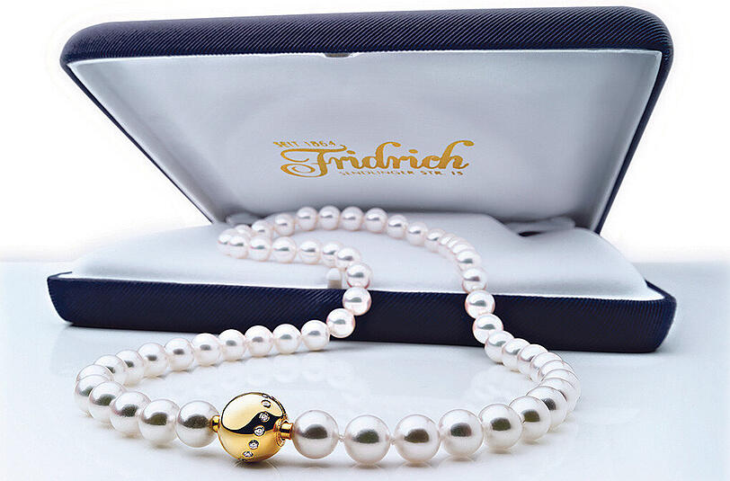 2. Platz: Ein Zuchtperlen-Collier von Juwelier Fridrich mit brillantbesetztem Wechselschloss in 750/- Gelbgold. Das Collier besteht aus japanischen Akoya Zuchtperlen und hat einen Wert von 4.000 Euro.