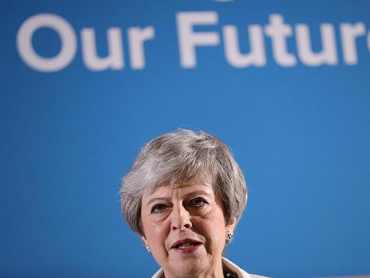 Theresa May, Premierministerin von Großbritannien, fordert die Opposition nach der Wahlniederlage zu einem Brexit-Kompromiss auf.