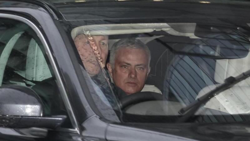 Jose Mourinho (M) ist nicht mehr Trainer von Manchester United.