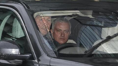 Jose Mourinho (M) ist nicht mehr Trainer von Manchester United.
