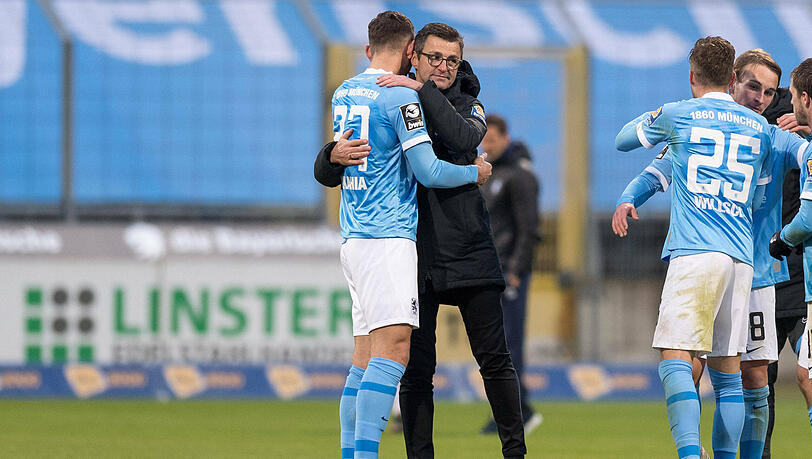 Michael Köllner herzte Rückkehrer Semi Belkahia nach dem Sieg gegen Mannheim. Michael Köllner herzte Rückkehrer Semi Belkahia nach dem Sieg gegen Mannheim.