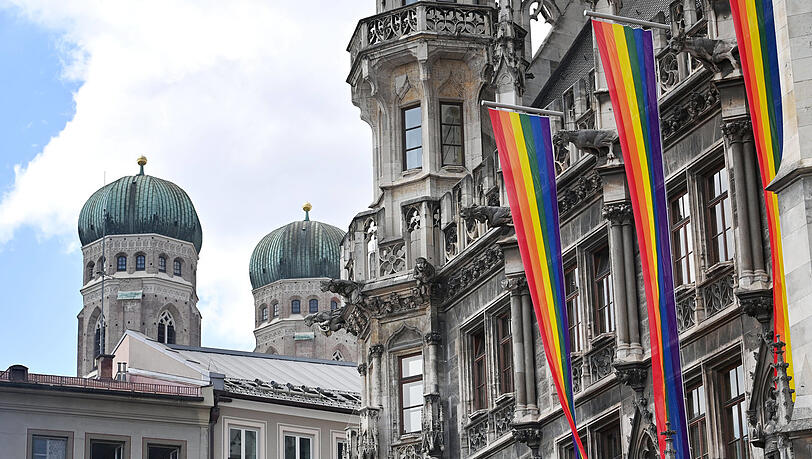 Zum CSD wird auch das Rathaus mit Regenbogenfahnen beflaggt. Zum CSD wird auch das Rathaus mit Regenbogenfahnen beflaggt.