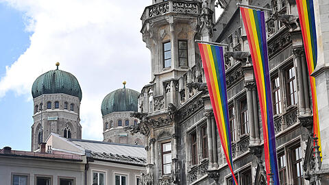Zum CSD wird auch das Rathaus mit Regenbogenfahnen beflaggt.