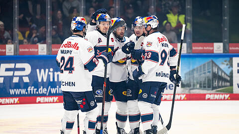 Vorsicht, Eishockeyclub im Anrollen! Die EHC-Stars um Ryan Murphy, Ville Pokka, Patrick Hager, Jeremy McKenna und Maximilian Kastner (v.l.) marschieren durch die DEL.