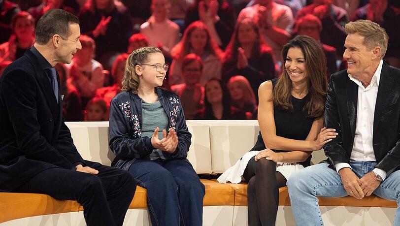 "Klein gegen Gro&szlig; - das unglaubliche Duell" am Samstag, 7. M&auml;rz, um 20:15 Uhr im Ersten: Moderator Kai Pflaume (l.) begr&uuml;&szlig;t Ameli sowie Carina und Dieter Bohlen.