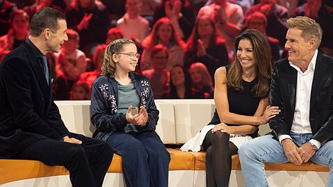 "Klein gegen Gro&szlig; - das unglaubliche Duell" am Samstag, 7. M&auml;rz, um 20:15 Uhr im Ersten: Moderator Kai Pflaume (l.) begr&uuml;&szlig;t Ameli sowie Carina und Dieter Bohlen.