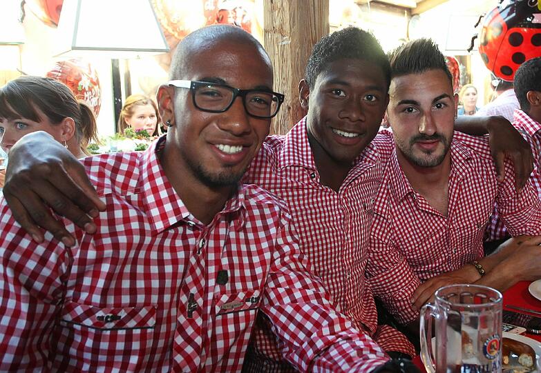 Und auch ihnen steht die Tracht gut zu Gesichte: Rot-weiß-kariert im Partnerlook feierten Jerome Boateng, David Alaba und Diego Contento.