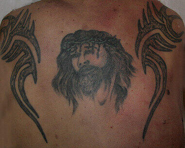 Auffällige Tätowierungen am gesamten rechten Arm, am Hals und an der linken Körperseite (alles Maori-Motive), am Rücken (Jesus mit Dornenkrone) sowie am rechten Handrücken (Tier-Motiv): Wer kennt den Mann, den die Polizei tot unter der Europabrücke gefunden hat?