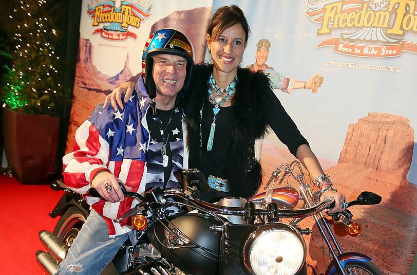 Harley-Liebhaber Wolfgang Fierek mit seiner Frau Djamila.