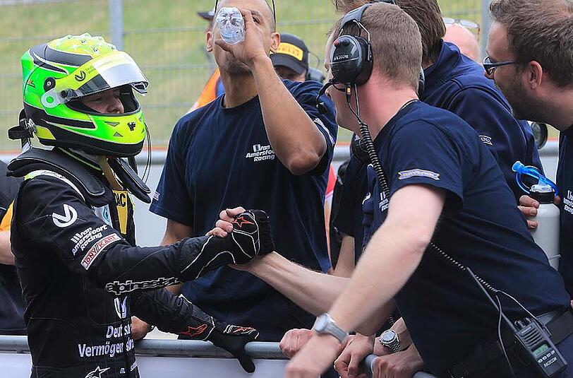 Einstand nach Maß: Mick Schumacher wird von seinen Teammitgliedern beglückwünscht.