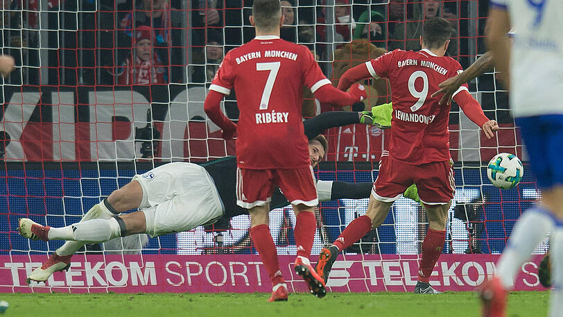 ROBERT LEWANDOWSKI NOTE 3
Sein Abstauber-Tor nach Müller-Schuss (6.) war das 19. in dieser Saison und eines für die Bestenlisten: Der Pole hat nun in elf Heimspielen in Folge getroffen - wie zuvor nur Jupp Heynckes 1972/73 für Gladbach. Vergab weitere gute Chancen (27., 34., 73.).