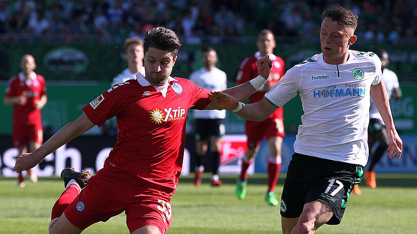 Fabian Reese von der SpVgg Greuther Fürth (rechts) im Duell mit Moritz Stoppelkamp vom MSV Duisburg.
