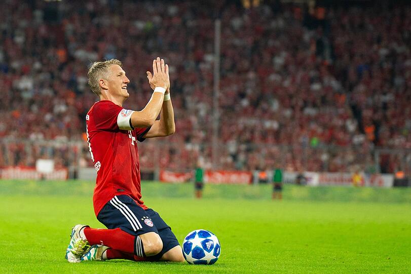 Zum Niederknien das Ganze: Bastian Schweinsteiger.