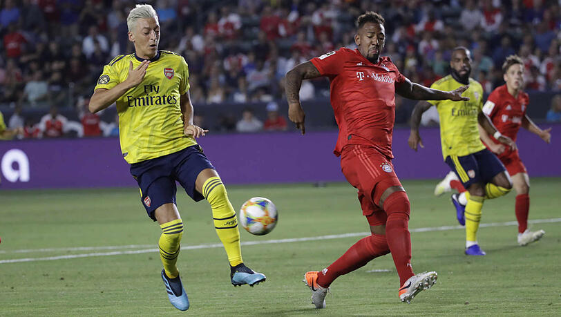 Knappes Duell: Am Ende setzte sich Arsenal-Profi Mesut Özil (l.) gegen die Bayern um Jérôme Boateng (r.) durch. Knappes Duell: Am Ende setzte sich Arsenal-Profi Mesut Özil (l.) gegen die Bayern um Jérôme Boateng (r.) durch.