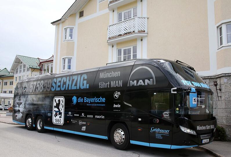 Der Löwen-Tross um Daniel Bierofka ist am Dienstagmittag im 4-Sterne-Hotel "Dilly Resort" angekommen.