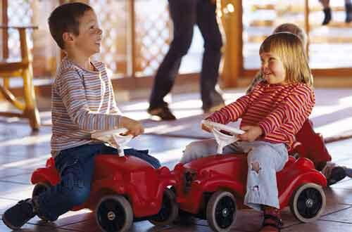 Durch die Eingangshalle brettern Kinder auf Bobbycars, Foto: PR