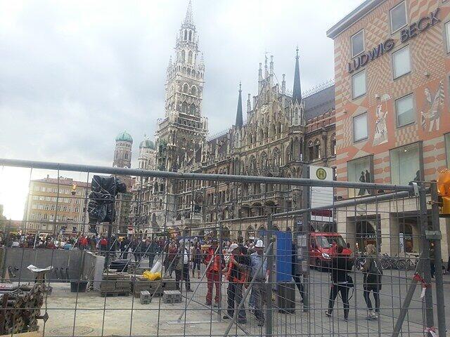 Ein ungewohntes Bild: der Bauzaun vor dem Rathaus.
