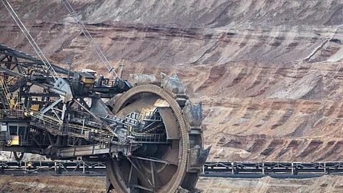 Bergbaumaschinen stehen im Tagebau Garzweiler.