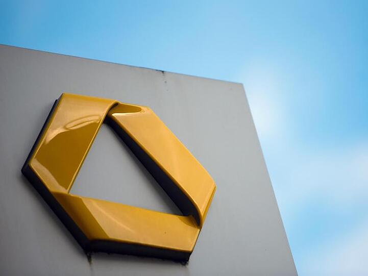 In den ersten drei Monaten steht bei der Commerzbank ein Minus von 295 Millionen Euro in den Büchern.