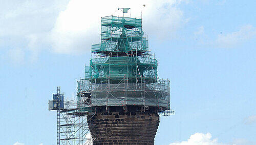 2007 bekam er ein neues Dach, bald wird der marode Sockel saniert: der Sinwell-Turm. 2007 bekam er ein neues Dach, bald wird der marode Sockel saniert: der Sinwell-Turm.