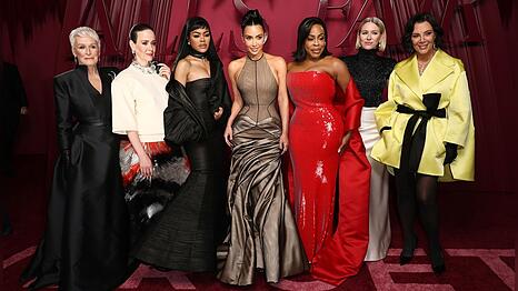 Glenn Close, Sarah Paulson, Teyana Taylor, Kim Kardashian, Niecy Nash, Naomi Watts und Kris Jenner (v.l.) bei der Premiere von "All's Fair" in Los Angeles.