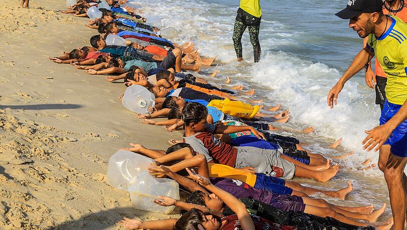 Seit dem Sommer findet das Schwimmtraining im Gazastreifen wieder statt, seitdem haben Hunderte Kinder schwimmen gelernt. Seit dem Sommer findet das Schwimmtraining im Gazastreifen wieder statt, seitdem haben Hunderte Kinder schwimmen gelernt.
