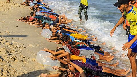 Seit dem Sommer findet das Schwimmtraining im Gazastreifen wieder statt, seitdem haben Hunderte Kinder schwimmen gelernt.