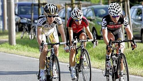 Stelldichein in Nürnberg: Equipe-Fahrerin Trixi Worrack (Mitte) und Charlotte Becker (r.) vom Team Cervélo. Stelldichein in Nürnberg: Equipe-Fahrerin Trixi Worrack (Mitte) und Charlotte Becker (r.) vom Team Cervélo.