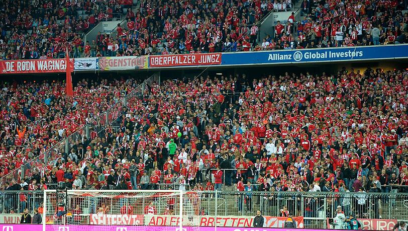 Unten ausgedünnt: Die Südkurve mit den Blöcken 112/113 direkt hinter dem Tor beim Bundesliga-Auftakt gegen Mönchengladbach. Ruhig war’s, fast beschaulich. Foto: M.i.S. Unten ausgedünnt: Die Südkurve mit den Blöcken 112/113 direkt hinter dem Tor beim Bundesliga-Auftakt gegen Mönchengladbach. Ruhig war’s, fast beschaulich. Foto: M.i.S.