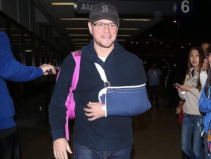 Matt Damon mit Armschlinge am Flughafen von Los Angeles