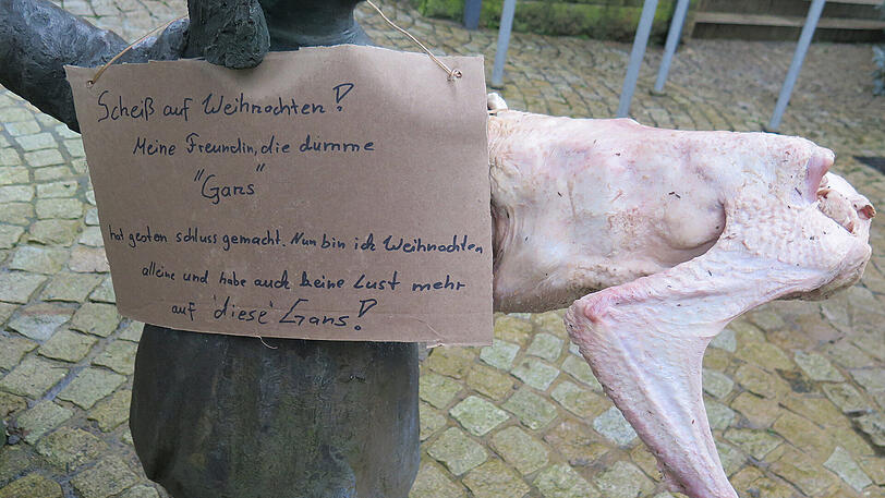 Die Gans am Brunnen: Auf dem Schild ließ der unglücklich Verlassene seinem Frust freien Lauf.