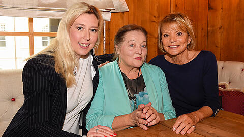 Marianne Sägebrecht (72, "Out of Rosenheim") und Uschi Glas (74, "Zur Sache, Schätzchen" - rechts) mit AZ-Redakteurin Kimberly Hoppe (links).