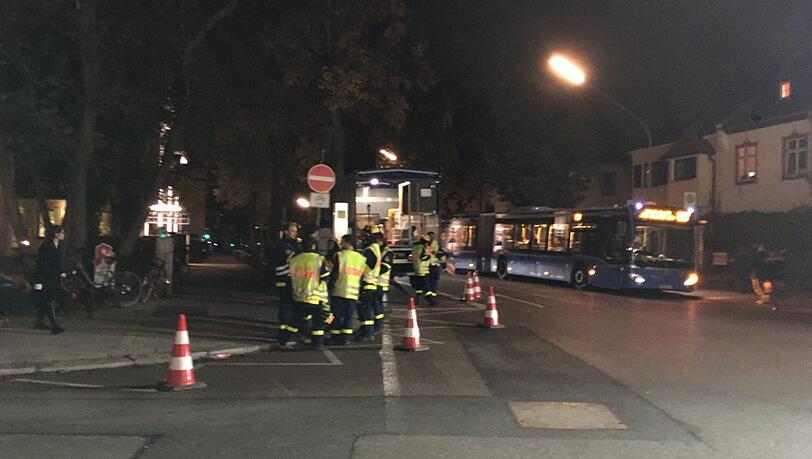 Einsatzkräfte des THW helfen in Pasing beim Ausleuchten der vom Stromausfall betroffenen Haltestellen. Einsatzkräfte des THW helfen in Pasing beim Ausleuchten der vom Stromausfall betroffenen Haltestellen.