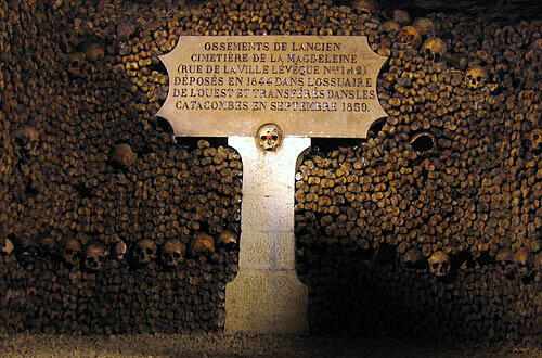 Schädel und Gebeine in den Catacombes von Paris.
