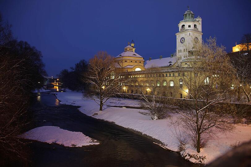 Eingeschneit: Auch im Winter ist das Volksbad märchenhaft schön.