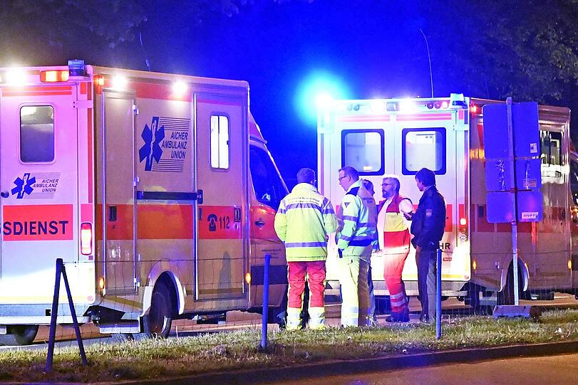 Wegen Übermüdung krachte der Fahrer eines BMW M2 in einen von der Polizei angehaltenen Mercedes und verletzte dabei zwei Beamte schwer.