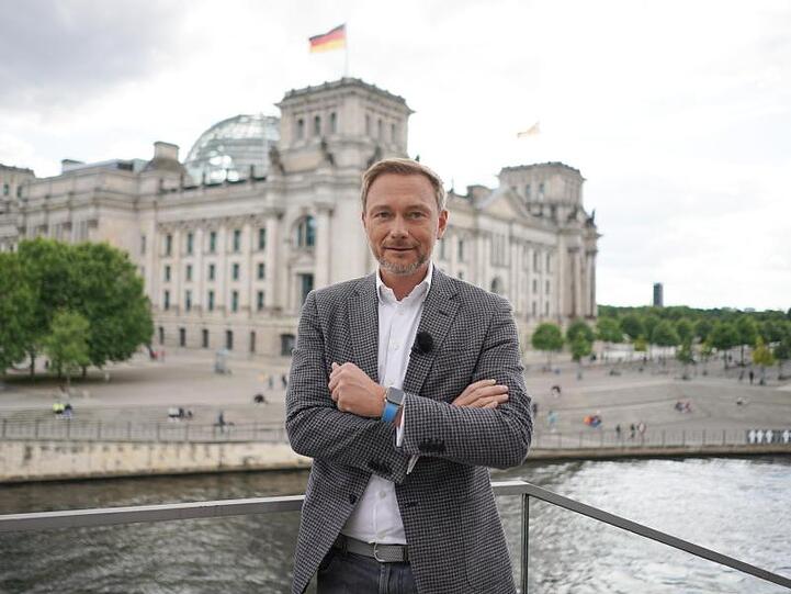 Christian Lindner (FDP), Parteivorsitzender, steht vor dem Reichstag. Foto: Jörg Carstensen/dpa/Archivbild