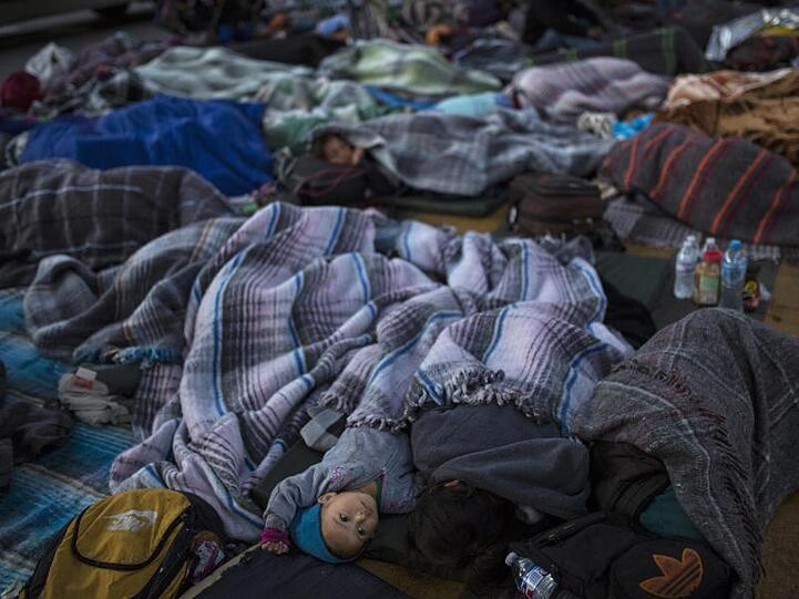 Migranten schlafen am Grenzübergang Chaparral in Tijuana.