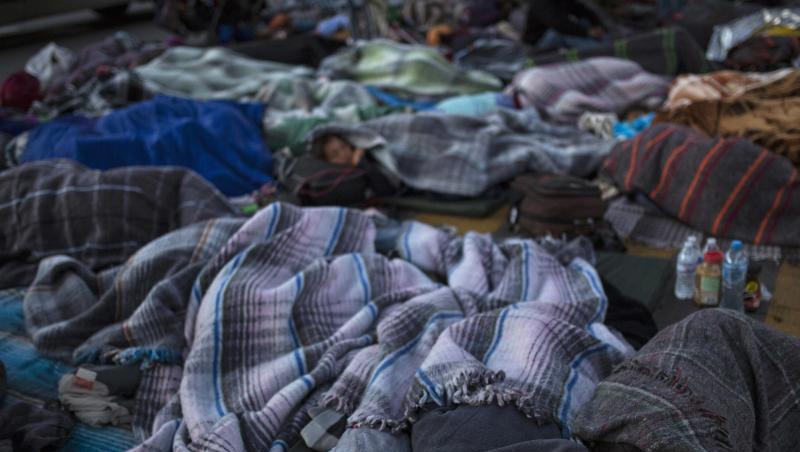 Migranten schlafen am Grenzübergang Chaparral in Tijuana. Migranten schlafen am Grenzübergang Chaparral in Tijuana.